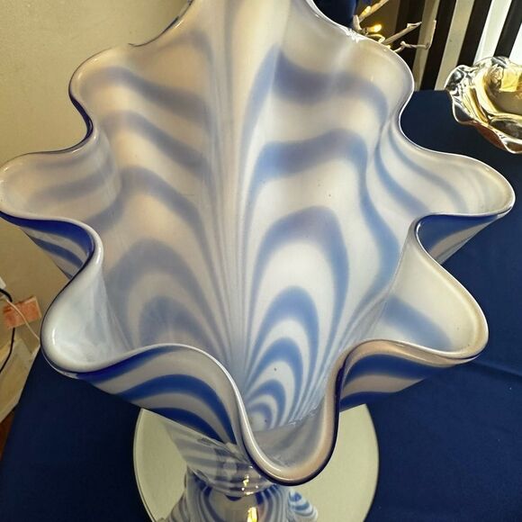 Gorgeous blue white swirl Murano style handkerchief ruffle ribbon vase! - Picture 6 of 7